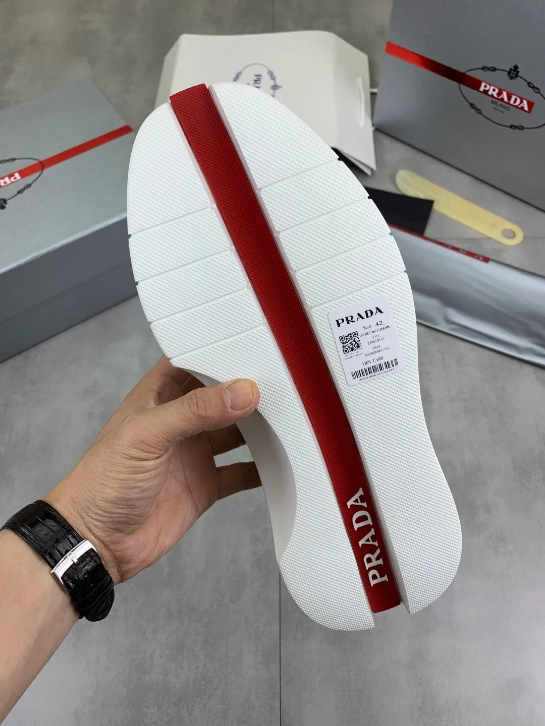 Men's men's shoes 💰P620💰[New model] The top version is now available on the official website, 🆘 The trendy brand (Prada) mainly promotes the popular style, avant-garde and versatile fashionable men's shoes, private version mold opening, cowhide surface splicing 1:1 replica.. Simple fashion, original imported cowhide and lining cowhide feet; the atmosphere and personality are more fashionable, eye-catching and pursuing class. It will subvert the old idea and be a must-have for fashion trendsetters with you! Must keep for yourself ! Tall and comfortable, large and low, high-end quality workmanship. The new high-end foam outsole from the official website. Size: 38-45. 3️⃣colors available.